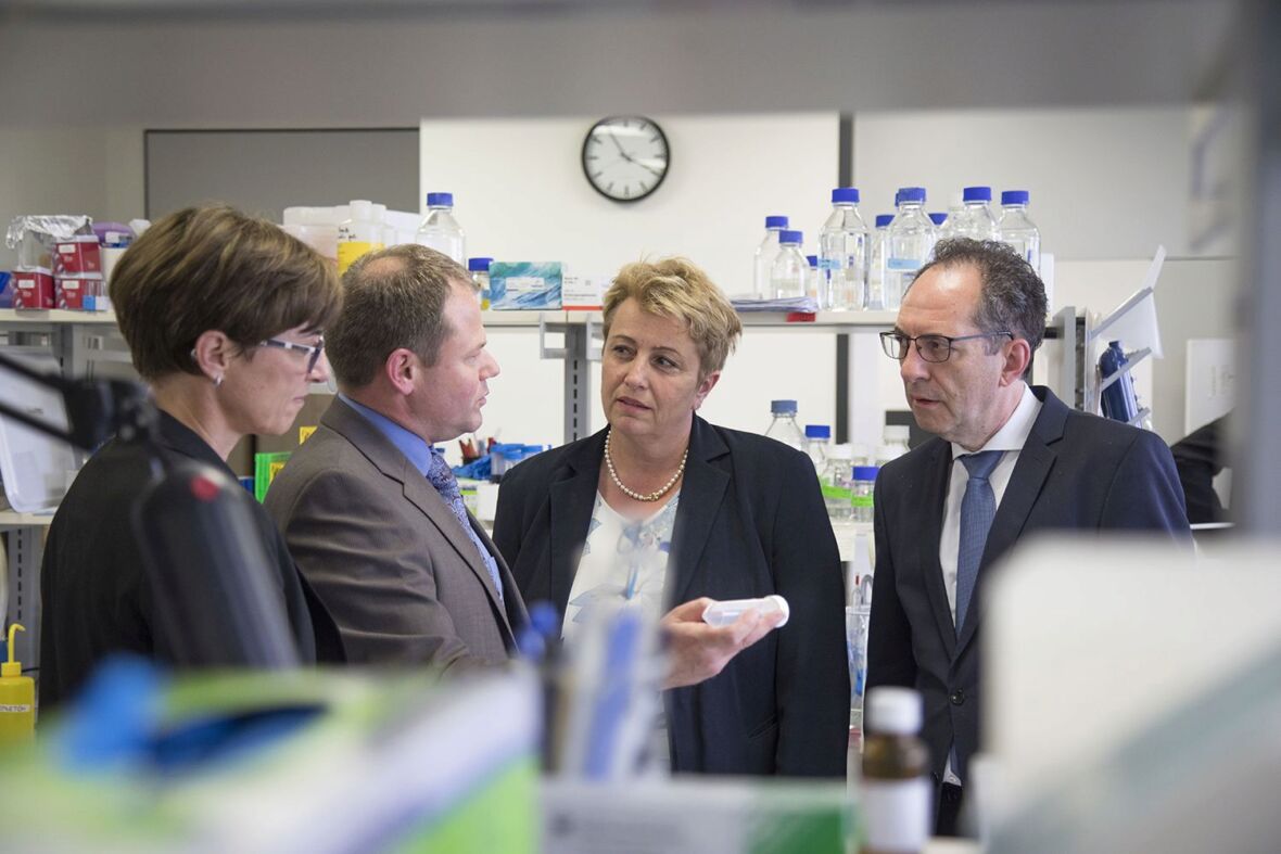 Der deutsche Botschafter Norbert Riedel (rechts) liess sich im Beisein von Regierungspräsidentin Cornelia Komposch (Mitte) und Regierungsrätin Monika Knill (links) das Biotechnologie-Institut in Kreuzlingen von Institutsleiter Daniel Legler zeigen.